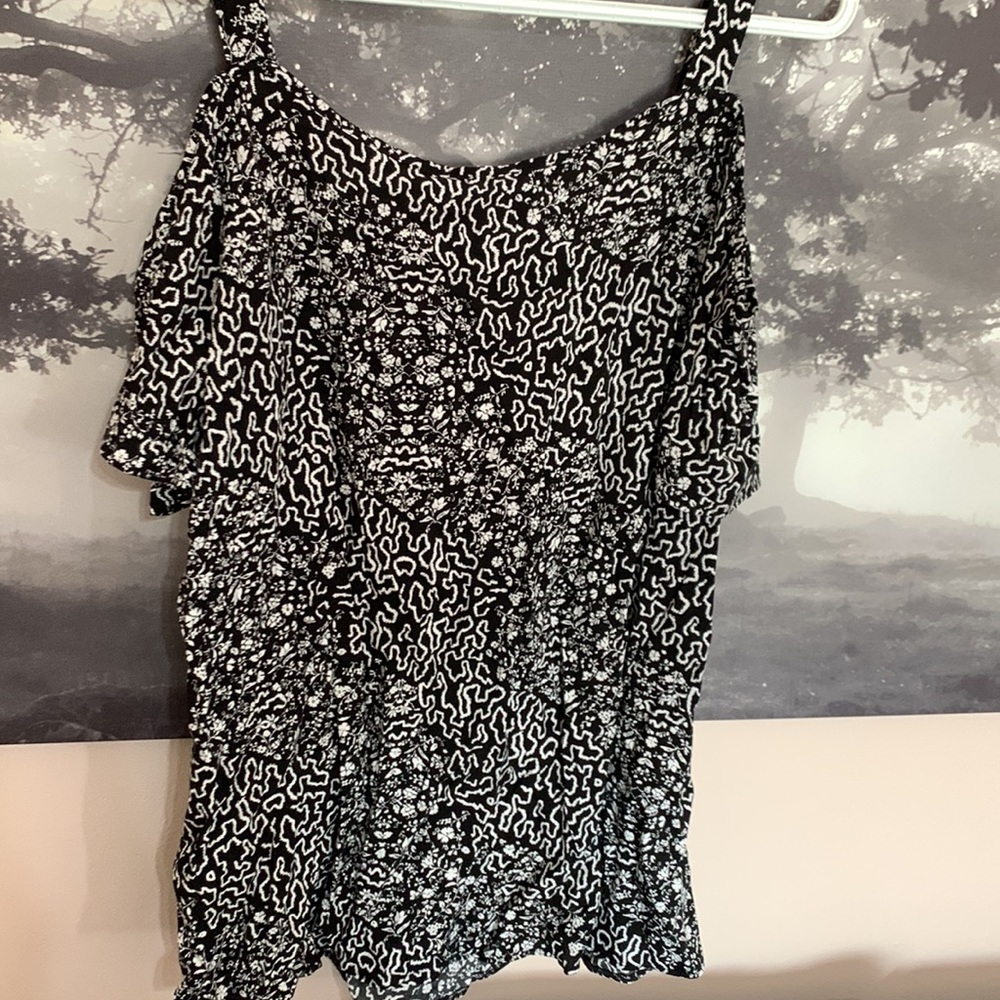 Denver Hayes black floral cold shoulder blouse Large NWT - Picture 4 of 5